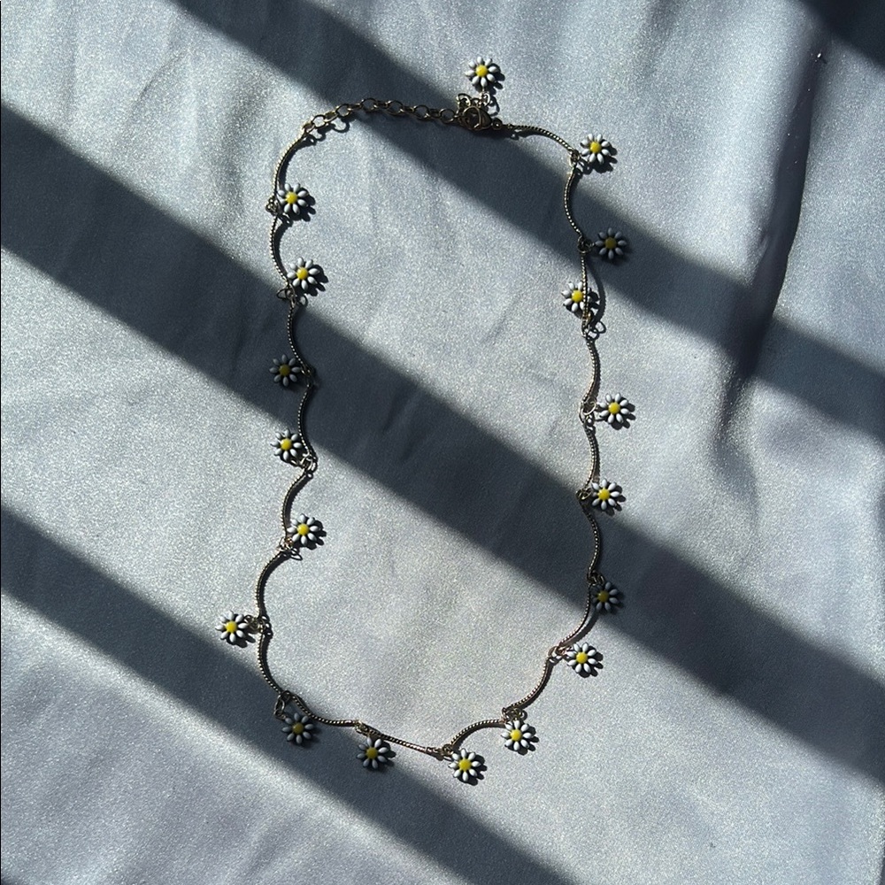 Daisy Chain Choker in Gold and White